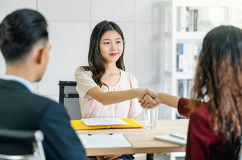 年轻的亚洲女人研究生手摇与两个经理欢迎之前开始工作面试与积极的运动会议房间业务招聘新成员工作面试<strong>第一个</strong>印象概念