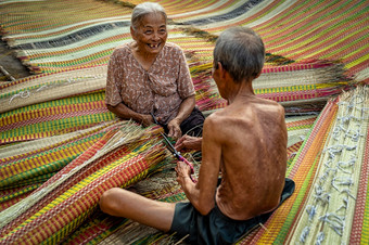 前视图老越南情人工匠使的传统的越南垫与幸福行动的老传统的村营养日元盾塔普越南传统艺术家概念