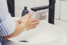 closeup-up亚洲女人手洗与水龙头水浴室首页健康哪新冠病毒流感大流行清洁和无忧无虑的概念