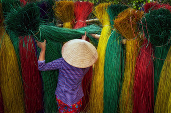 回来一边越南女工匠干燥传统的越南垫的老传统的村营养日元盾塔普越南传统艺术家概念