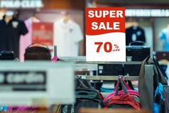 超级出售从模拟做广告显示框架设置在的袋行的购物部门商店为购物业务时尚和广告概念