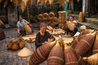 集团老越南女工匠使的传统的竹子鱼陷阱织的老传统的房子星期四贸易村挂日元越南传统的艺术家概念
