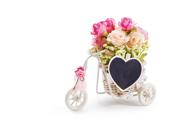 玫瑰花自行车篮子与心衣服销白色背景