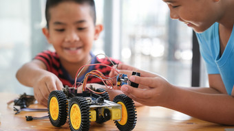 工作<strong>手工</strong>制作的车模型建设电子集中男孩创建机器人实验室早期发展Diy创新现代技术概念
