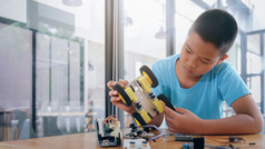 工作手工制作的车模型建设电子集中男孩创建机器人实验室早期发展Diy创新现代技术概念