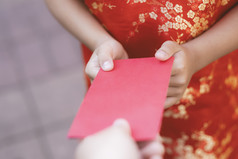 中国人月球新一年庆祝活动人给红色的信封这它孩子
