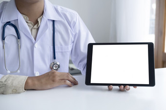 医生使用电脑平板电脑讨论某物与病人健康哪医院和医生概念复制空间空白电脑和平板电脑屏幕