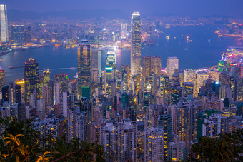 在香港香港城市天际线与具有里程碑意义的建筑晚上在香港香港