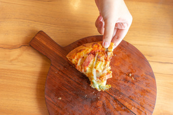 热披萨浸托盘披萨配料包括他猪肉红辣椒和蔬菜披萨意大利食物蜥蜴类的视图从一边