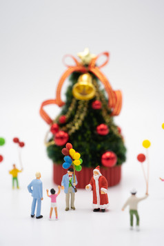 家庭微型人站圣诞节树庆祝圣诞节12月每一个一年使用背景圣诞节概念与复制空间为你