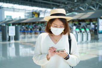 新正常的旅游穿脸面具旅行的机场<strong>新生活</strong>方式旅行后新冠病毒社会距离医疗保健系统保持安全和旅行泡沫概念