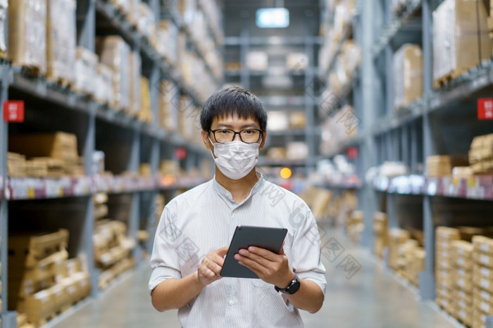 肖像亚洲但工作人员产品计数仓库控制经理站计数和检查产品的仓库
