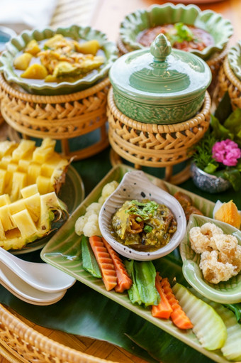 当地的传统北部泰国风格食物五月托克混合泰国厨房完整的集食物各种北东部泰国菜泰国食物