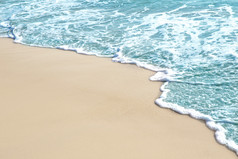 软波和海泡沫蓝色的海桑迪海滩