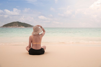 女人比基尼女孩放松从后面穿太阳稻草他海滩看海洋热带夏天假期旅行概念