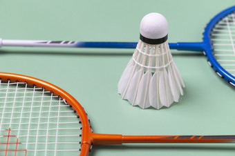 球拍和羽毛球羽毛球孤立的绿色背景羽毛球体育运动概念