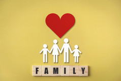 木多维数据集与家庭文本家庭数据与红色的心黄色的背景医疗哪和健康保险概念