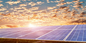太阳能面板对日落天空背景光伏替代<strong>电源</strong>模块可再生能源概念能源可持续发展的资源
