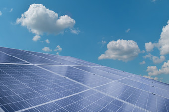 太阳能模块面板对蓝色的天空背景环境能源资源概念