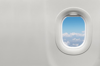 孤立的飞机窗口与蓝色的天空从客户座位视图