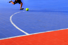 男人。踢足球地面五人制足球五人制足球塑料法院地板瓷砖纹理地板上