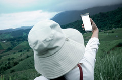 旅游享受自然和取图片与智能手机的山背景