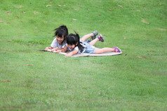 两个微笑小姐妹谎言倾向纸板盒子滑动下来的山的植物花园的著名的户外学习中心美卫生部我的公园lampang泰国快乐童年浓缩的