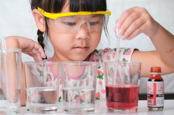 孩子们是学习和做科学实验的教室小女孩玩科学实验为首页学校教育容易和有趣的科学实验为孩子们首页
