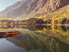 和平较低的卡丘拉湖秋天视图停靠船仍然水和树叶与山的背景鸬鹚吉尔吉特巴尔蒂斯坦巴基斯坦