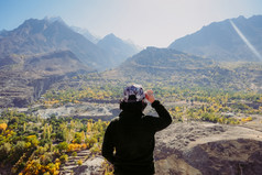 亚洲年轻的旅行者女孩看景观多山的风景美丽的谷喀拉昆仑山脉山范围吉尔吉特巴尔蒂斯坦秋天季节北部巴基斯坦