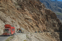巴基斯坦装饰卡车旅行危险的铺路沿着的山附近的悬崖运输货物通过喀拉昆仑山脉高速公路吉尔吉特巴尔蒂斯坦巴基斯坦