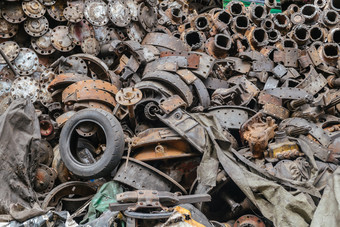 堆可回收的老脏垃圾场使用车引擎废机和生锈汽车部分行业崖院子里