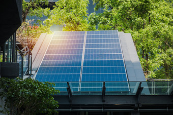 光伏太阳能权力面板可再生能源安装现代建筑屋顶的城市生态绿色<strong>清洁</strong>替代权力能源创新概念