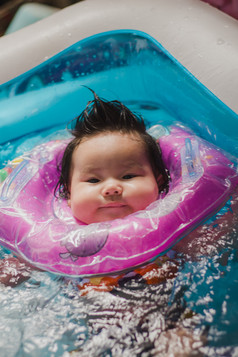 关闭肖像亚洲可爱的婴儿女孩个月大工具包充气池