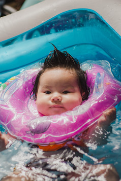 关闭肖像亚洲可爱的婴儿女孩个月大工具包充气池
