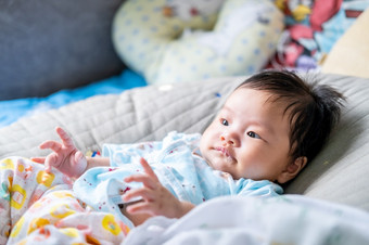 亚洲新生儿婴儿孩子眼睛联系与妈妈可爱孩子们与快乐家庭软床垫比喻生活生活健康的生活方式可爱的孩子婴儿产品健康产品为妈妈。和婴儿