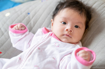 <strong>亚洲</strong>新生儿婴儿孩子<strong>眼睛</strong>联系与妈妈可爱孩子们与快乐家庭软床垫比喻生活生活健康的生活方式可爱的孩子婴儿产品健康产品为妈妈。和婴儿
