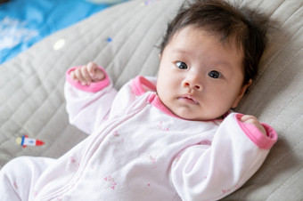 <strong>亚洲</strong>新生儿婴儿孩子<strong>眼睛</strong>联系与妈妈可爱孩子们与快乐家庭软床垫比喻生活生活健康的生活方式可爱的孩子婴儿产品健康产品为妈妈。和婴儿