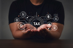 商人使用电脑填满出个人收入税返回形式在线为税支付状态税政府手出与图表和图图标数字屏幕接口和业务男人。背景