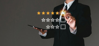 商人触碰虚拟屏幕满意度评级图标客户服务和满意度概念给好评级的服务那评级明星图标