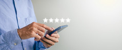 封面的的家伙rsquo手使用智能手机和给的五星级象征增加的客户服务评级的公司概念客户服务经验和满意度调查