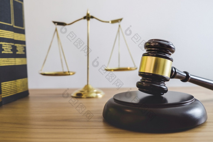 尺度正义和槌子听起来块对象和法律书工作与法官协议法庭正义和法律概念