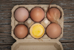 前view-yolk和鸡蛋纸箱盒子安排木场景蛋有益的的身体食物概念