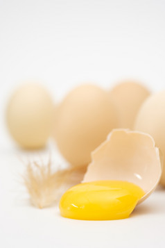鸡蛋和蛋黄安排白色场景蛋有益的的身体食物概念