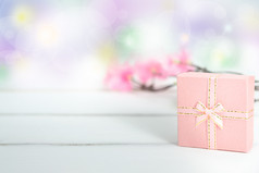 粉红色的礼物盒子的白色背景与复制空间为季节问候快乐圣诞节快乐新一年