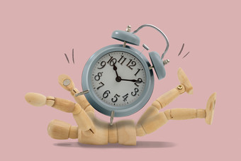 时钟的木木偶孤立的粉红色的背景显示你的工作直到你有<strong>时间</strong>直到压力的想法和概念<strong>时间图片</strong>