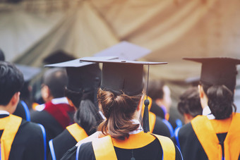 拍摄毕业帽子在毕业典礼成功毕业生的大学概念教育祝贺学生年轻的的毕业生大学