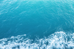 美丽的深蓝色的海波