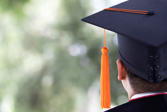 毕业关闭学生持有帽子和流苏红色的手在毕业典礼成功毕业生的大学概念教育祝贺毕业仪式