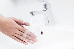 男人。洗他的手保护对的电晕病毒的科维德